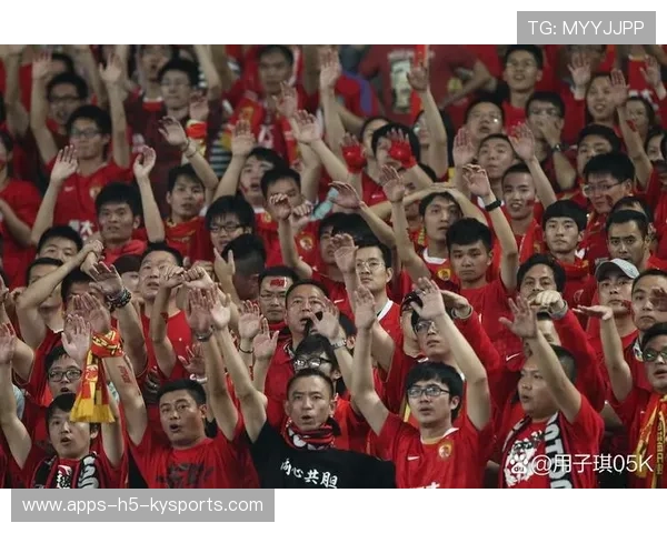 国足队员比赛坚韧拼搏，不畏艰难，国足优秀