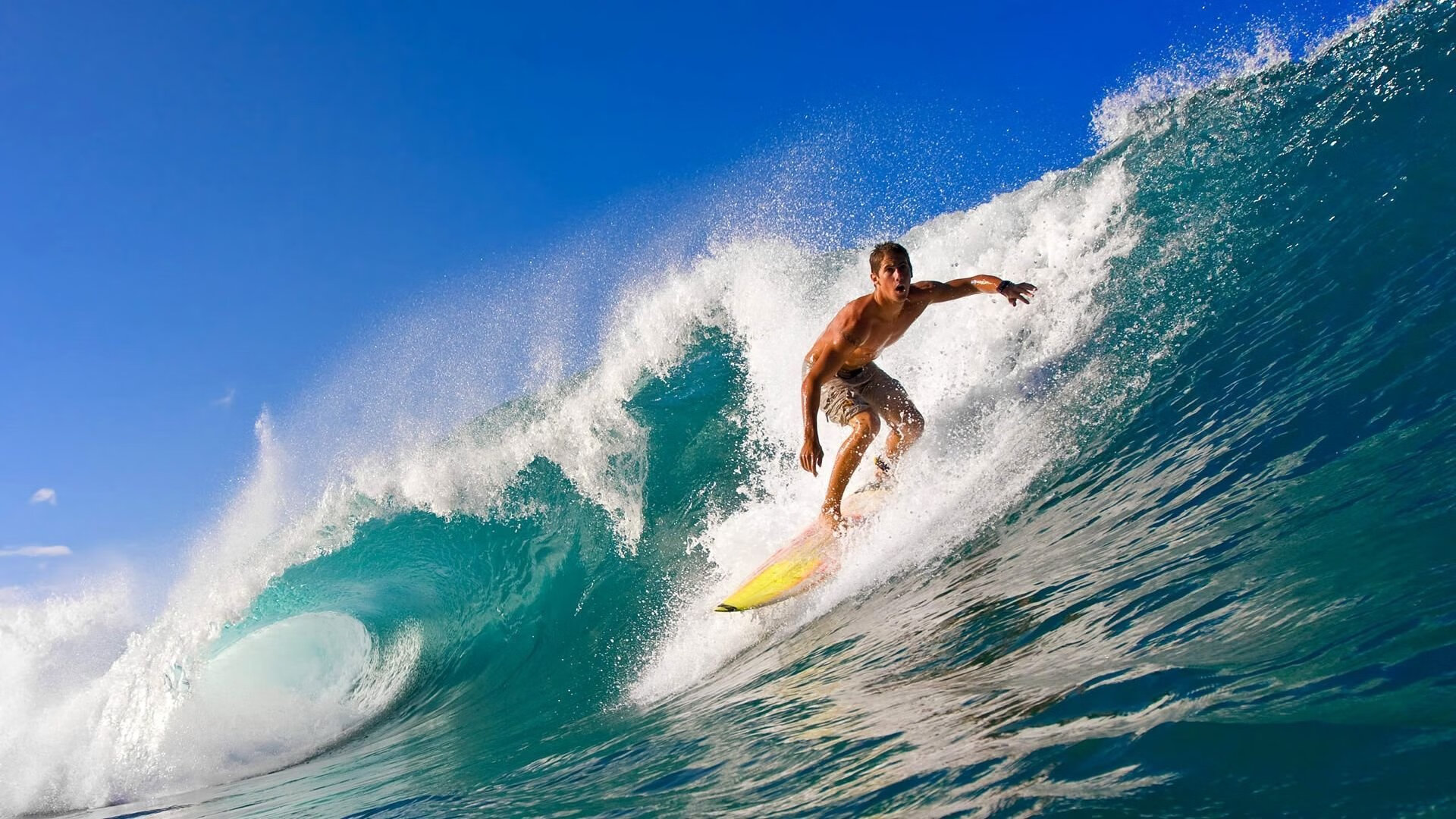 “快艇冲浪：东三叉湖赛场上演极限速度的水上对决”